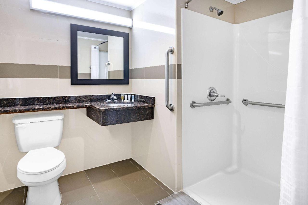 Super 8 By Wyndham Lindenhurst Экстерьер фото