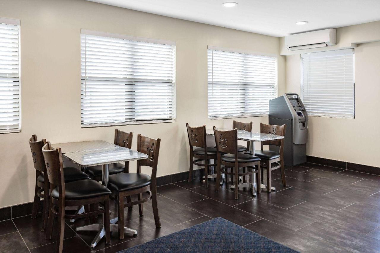 Super 8 By Wyndham Lindenhurst Экстерьер фото