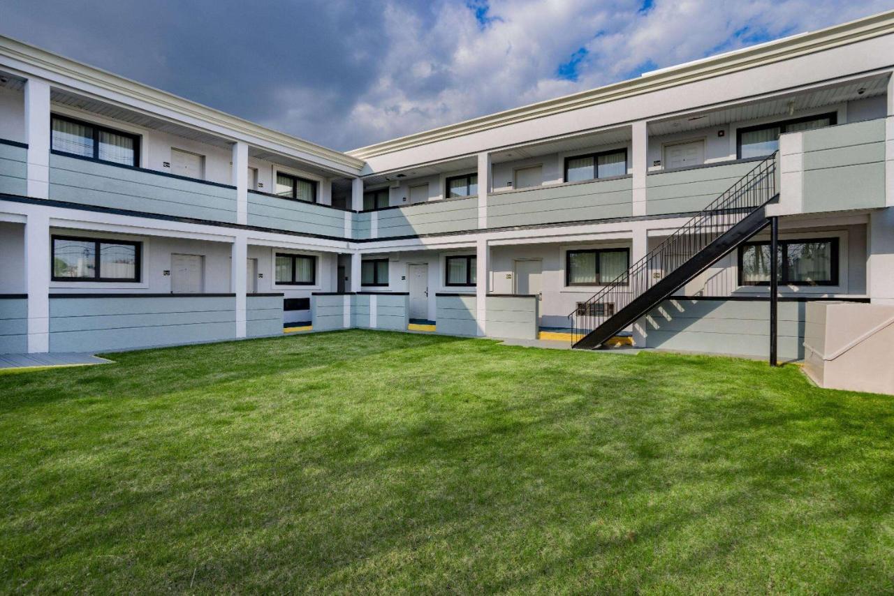 Super 8 By Wyndham Lindenhurst Экстерьер фото