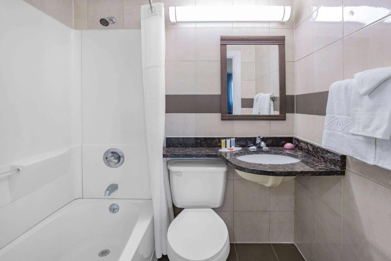 Super 8 By Wyndham Lindenhurst Экстерьер фото